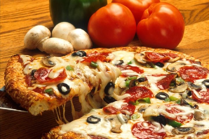 Italienische Pizza und Gemüse